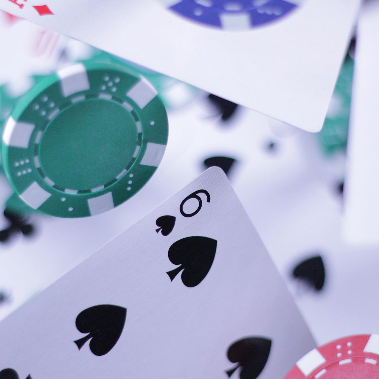 Live casino dengan dealer profesional dan permainan poker, blackjack
